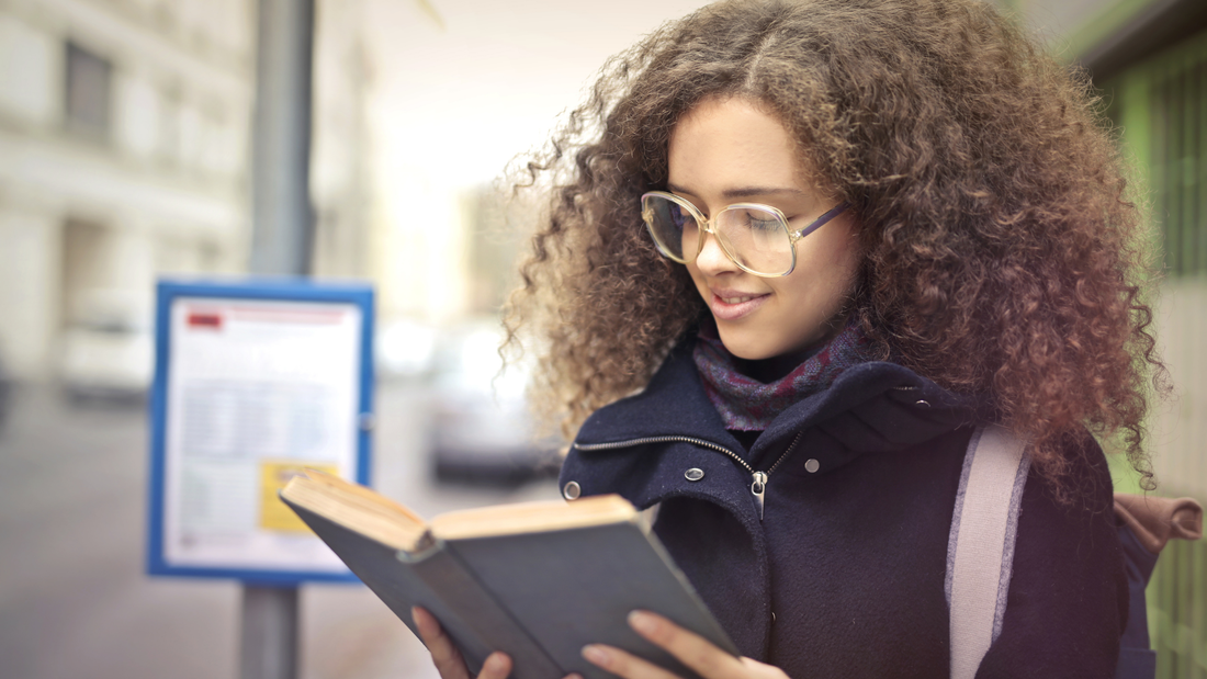 A Classic Reading Look: Eyeglasses for Books and Outdoor Escapes