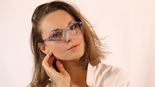 Say Goodbye to Smudges: The Benefits of Smudge-Resistant Glasses