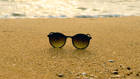 Sunny Getaway Style: The Best Shades for Vacation Photos