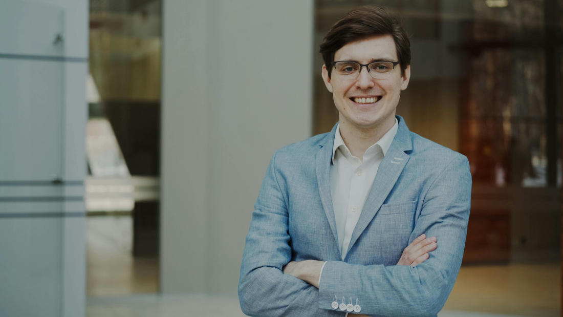 Subtle, Sleek, Professional: The Ideal Glasses for Bank Employees